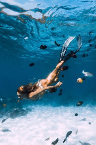 Beauty,Freediver,Lady,With,Fins,Glides,Underwater,With,Fishes,In